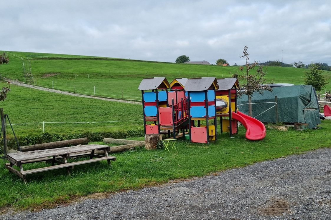 Wohnmobilstellplatz: Spielplatz mit Grillstelle  - Rast in Bonsay