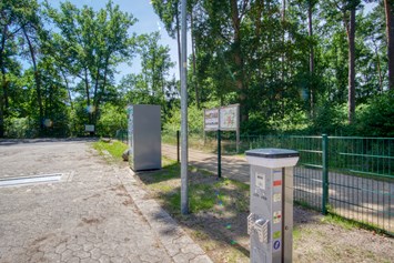 Wohnmobilstellplatz: Wassersäule und Grauwasserentsorgung  - Parkplatz am Waldbad