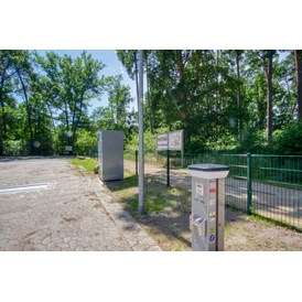 Wohnmobilstellplatz: Wassersäule und Grauwasserentsorgung  - Parkplatz am Waldbad