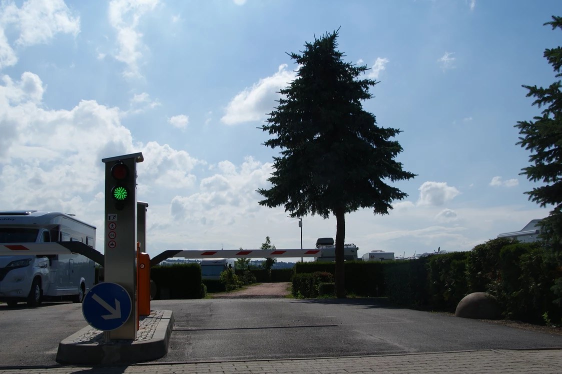 Wohnmobilstellplatz: Einfahrt zum Stellplatz über moderne Schrankenanlage. - CaravaningPark Dresden - Ihr Wohnmobilstellplatz schaffer-mobil