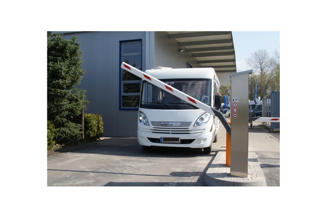 Wohnmobilstellplatz: Herr Schaffer bei der ersten Einfahrt mit neuer Schrankenanlage. - CaravaningPark Dresden - Ihr Wohnmobilstellplatz schaffer-mobil