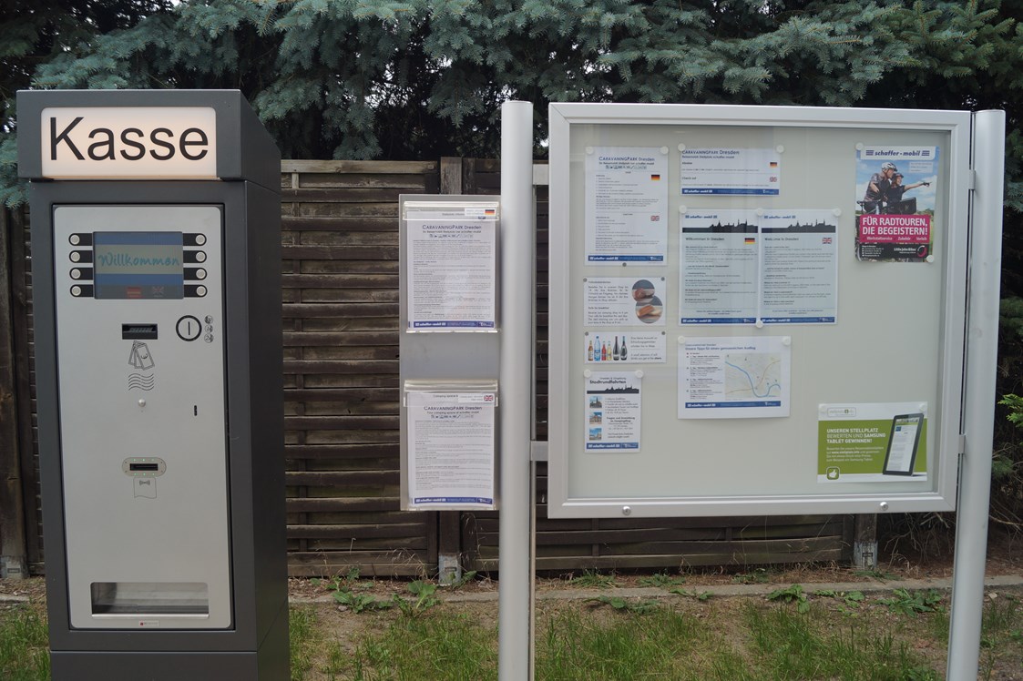 Wohnmobilstellplatz: Informations-Schaukasten für unsere Gäste und Kassenautomat. - CaravaningPark Dresden - Ihr Wohnmobilstellplatz schaffer-mobil