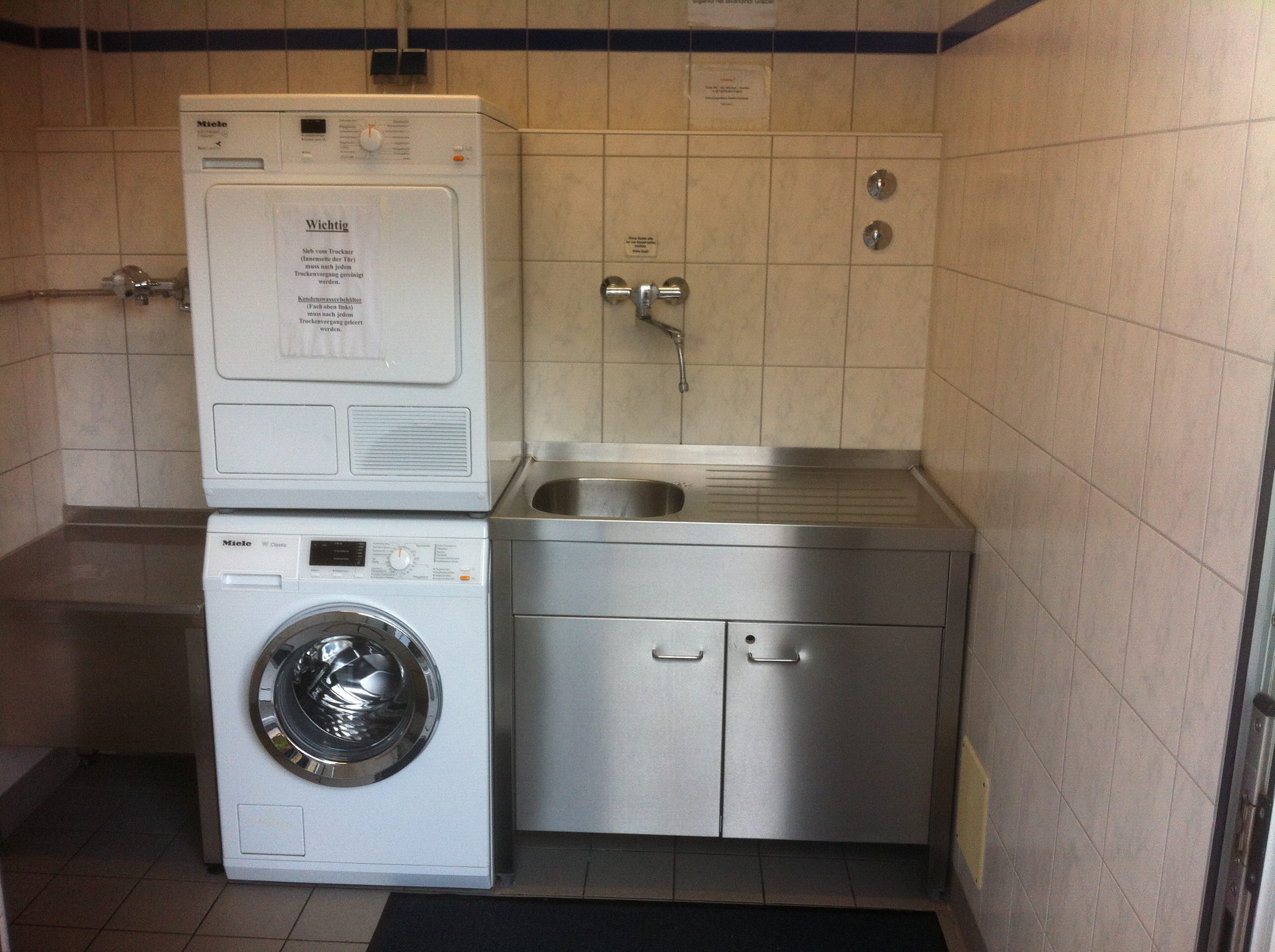 RV park - Absberg - Waschmaschinenraum mit Trockner und Spülbecken - Reisemobil-Stellplatz am Kurpark