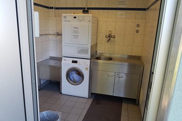 Wohnmobilstellplatz: Selbst Waschmaschine ist vorhanden - Reisemobil-Stellplatz am Kurpark