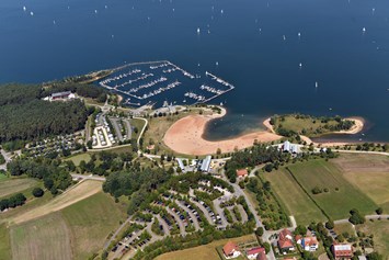 Wohnmobilstellplatz: Der Wohnmobilstellplatz liegt nur 50 Meter vom Strand entfernt. - Wohnmobilstellplatz Ramsberg