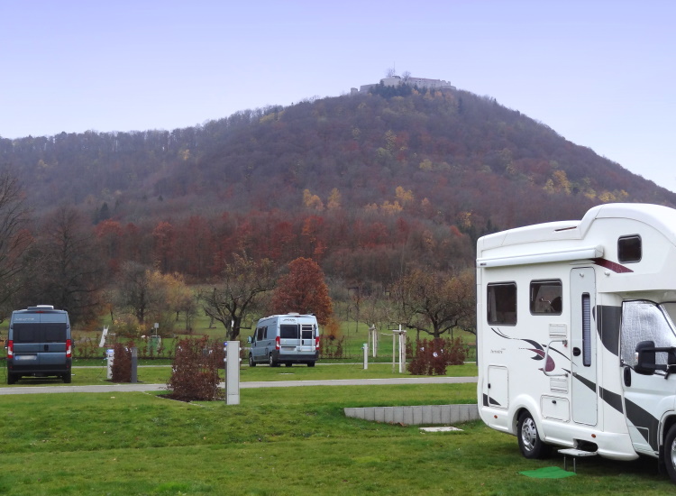 Reisemobilstellplatz: Mit direktem Blick zur Burg Hohenneuffen und auf den Albtrauf - Wohnmobilstellplatz der Panorama Therme Beuren - Staanplaatsen