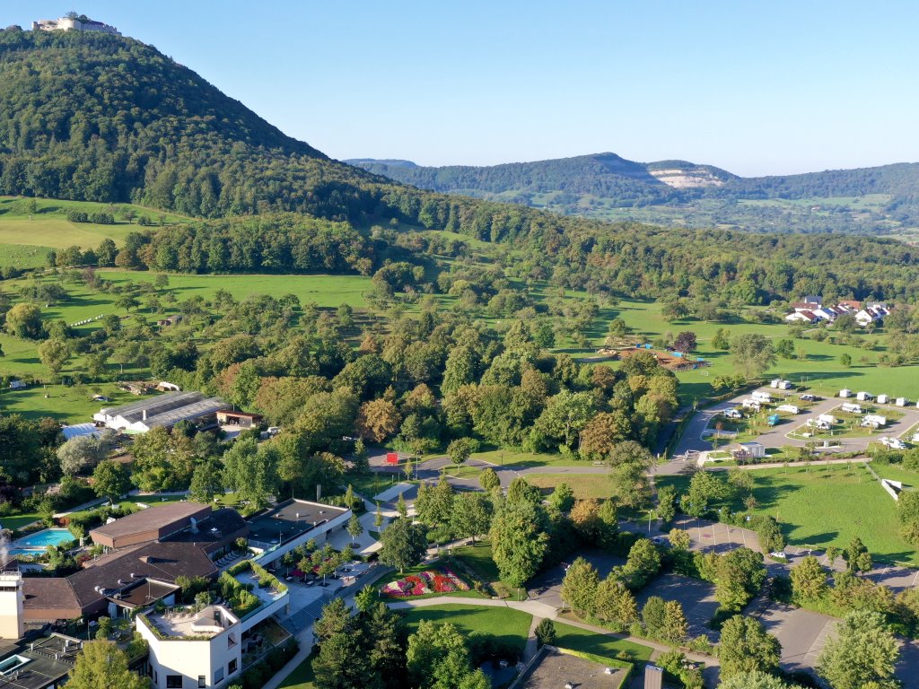 Reisemobilstellplatz - Region Stuttgart - Luftaufnahme - im Vordergrund ist die Panorama Therme und im Hintergrund der Wohnmobilstellplatz - Wohnmobilstellplatz der Panorama Therme Beuren