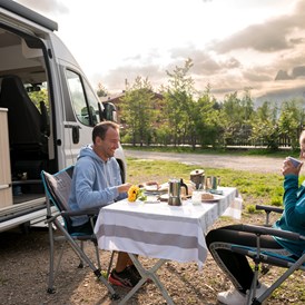 Wohnmobilstellplatz: Frühstück mit Ausblick - SchartnerAlm Camping