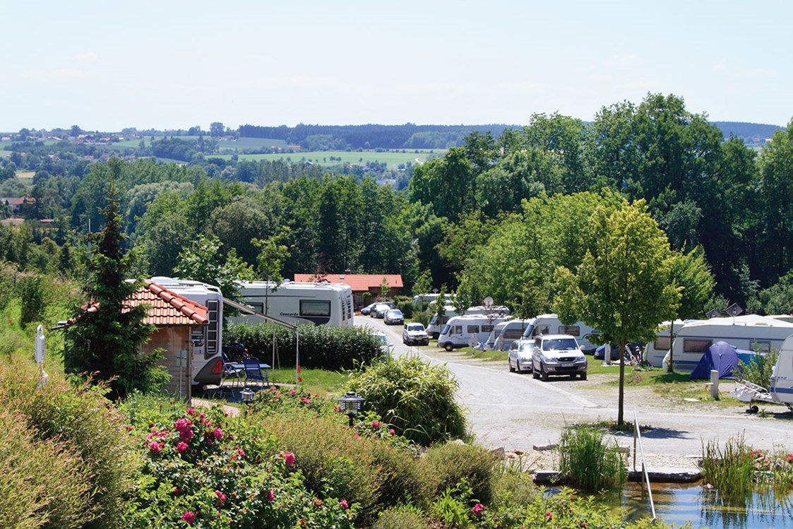 Wohnmobilstellplatz: Campingplatzgelände mit Biobadeweiher - Kur- und Feriencamping Holmernhof Dreiquellenbad