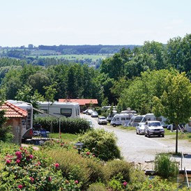 Wohnmobilstellplatz: Campingplatzgelände mit Biobadeweiher - Kur- und Feriencamping Holmernhof Dreiquellenbad