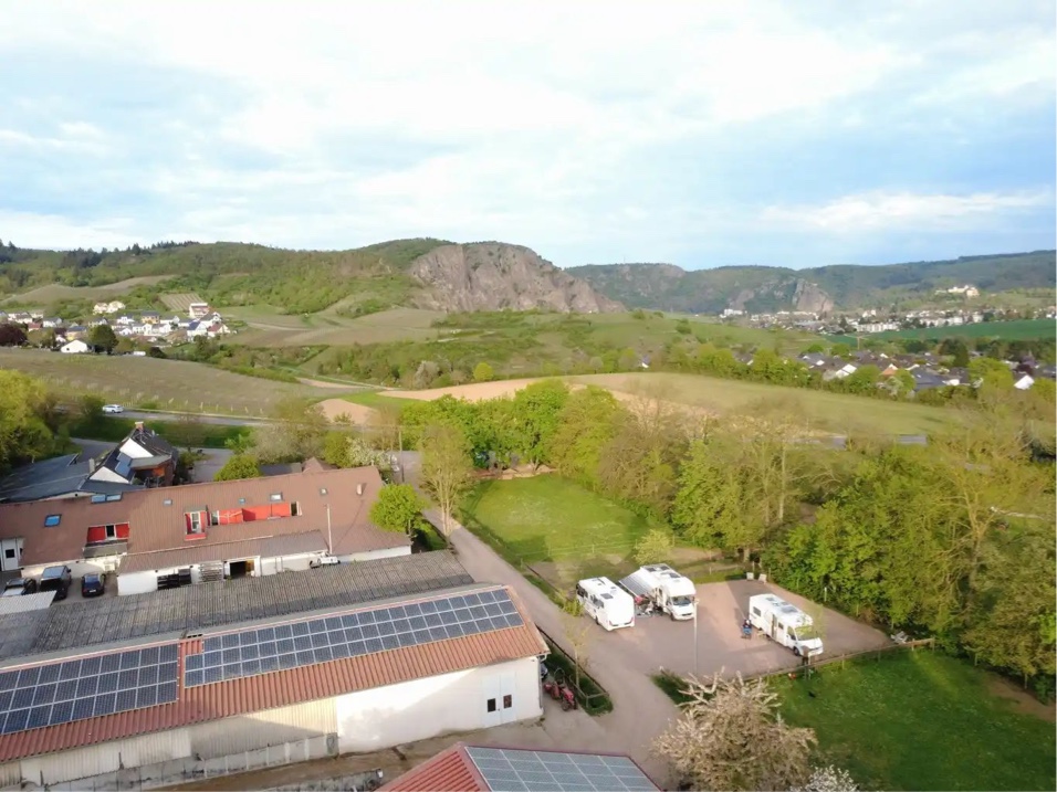 Wohnmobilstellplatz: Stellplatz neben dem Weingut mit Blick auf den Rotenfels - Weingut Buchenländerhof