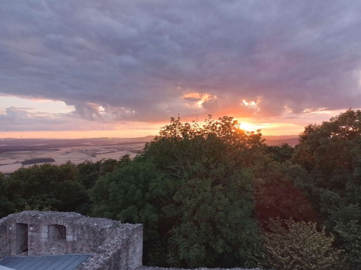 Wohnmobilstellplatz: Romantische Burgruine in der Nähe - Camping mit Rhönpanorama