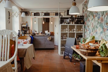 Wohnmobilstellplatz: Das Café im Haupthaus. - Heimathof Gut Ziegenberg