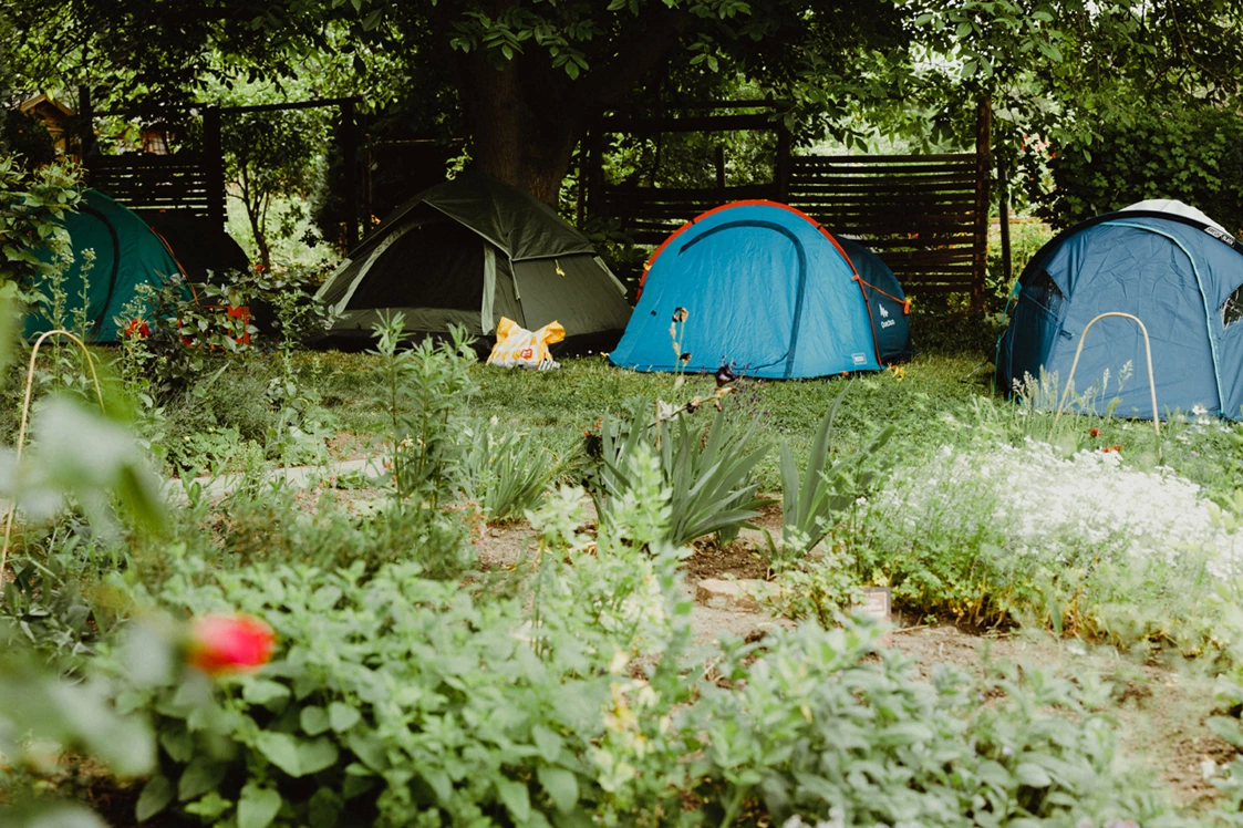 Wohnmobilstellplatz: Zelten im Burggarten. - Heimathof Gut Ziegenberg