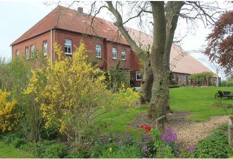 Reisemobilstellplatz - Radweg - Nordsee - Unser Haupthaus mit 3 Ferienwohnungen  - Nienhof Kluntjestuv