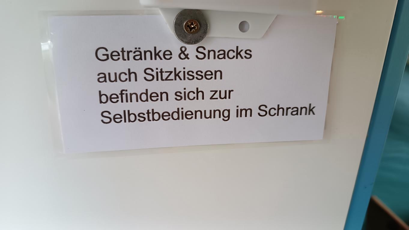Wohnmobilstellplatz: Getränke, Snacks sowie Sitzkissen befinden sich im Schrank - Campingplatz Geringswalde Stell- u. Zeltplatzvermietung Andreas Wilhelm