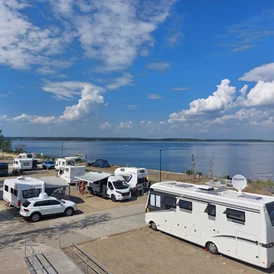 Wohnmobilstellplatz: Blick vom Sanitärgebäude - Marina-Camping Geierswalder See