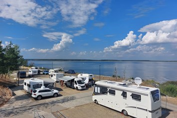 Wohnmobilstellplatz: Blick vom Sanitärgebäude - Marina-Camping Geierswalder See