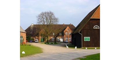Parkeerplaats voor camper - Altenhof (Kreis Rendsburg-Eckernförde) - Hofauffahrt - Neuwühren Tierpension