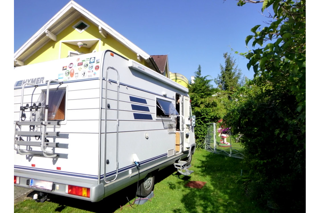 Wohnmobilstellplatz: Rasenfläche nicht eben - Keile erforderlich - Wetzmannsthalerhof