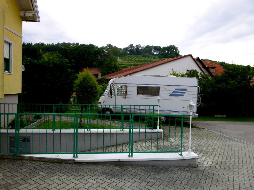 Wohnmobilstellplatz: Blick von der Pension zum kleinen Stellplatz - Wetzmannsthalerhof