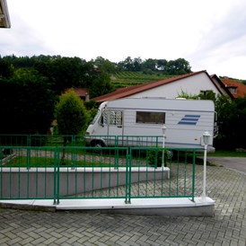 Wohnmobilstellplatz: Blick von der Pension zum kleinen Stellplatz - Wetzmannsthalerhof