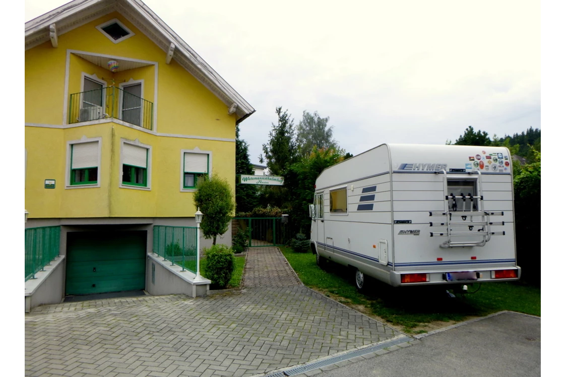 Wohnmobilstellplatz: Stellplatz direkt neben dem Pensionseingang - Wetzmannsthalerhof