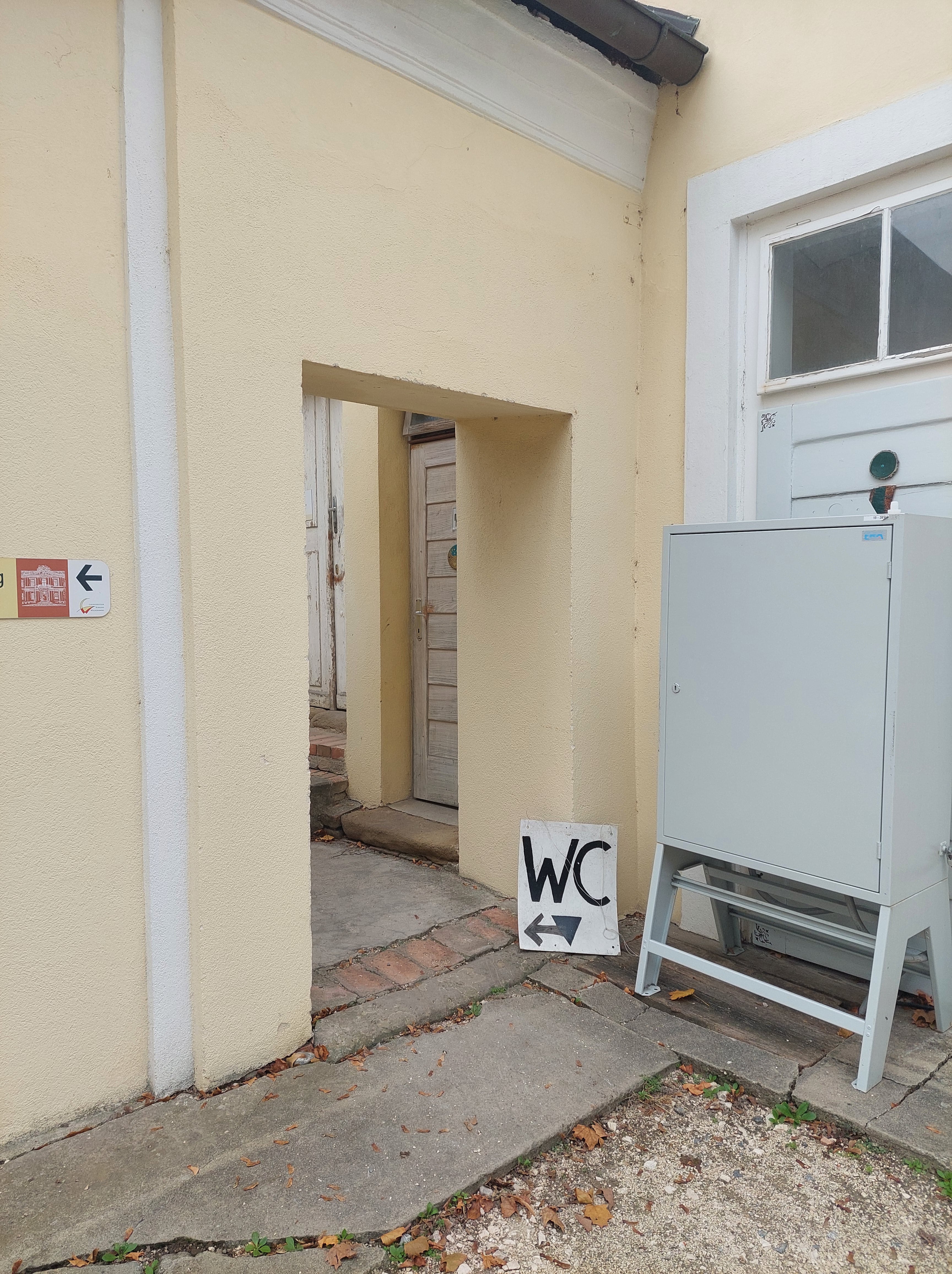 Wohnmobilstellplatz: Zugang zu WC - Liechtenstein Schloss Wilfersdorf