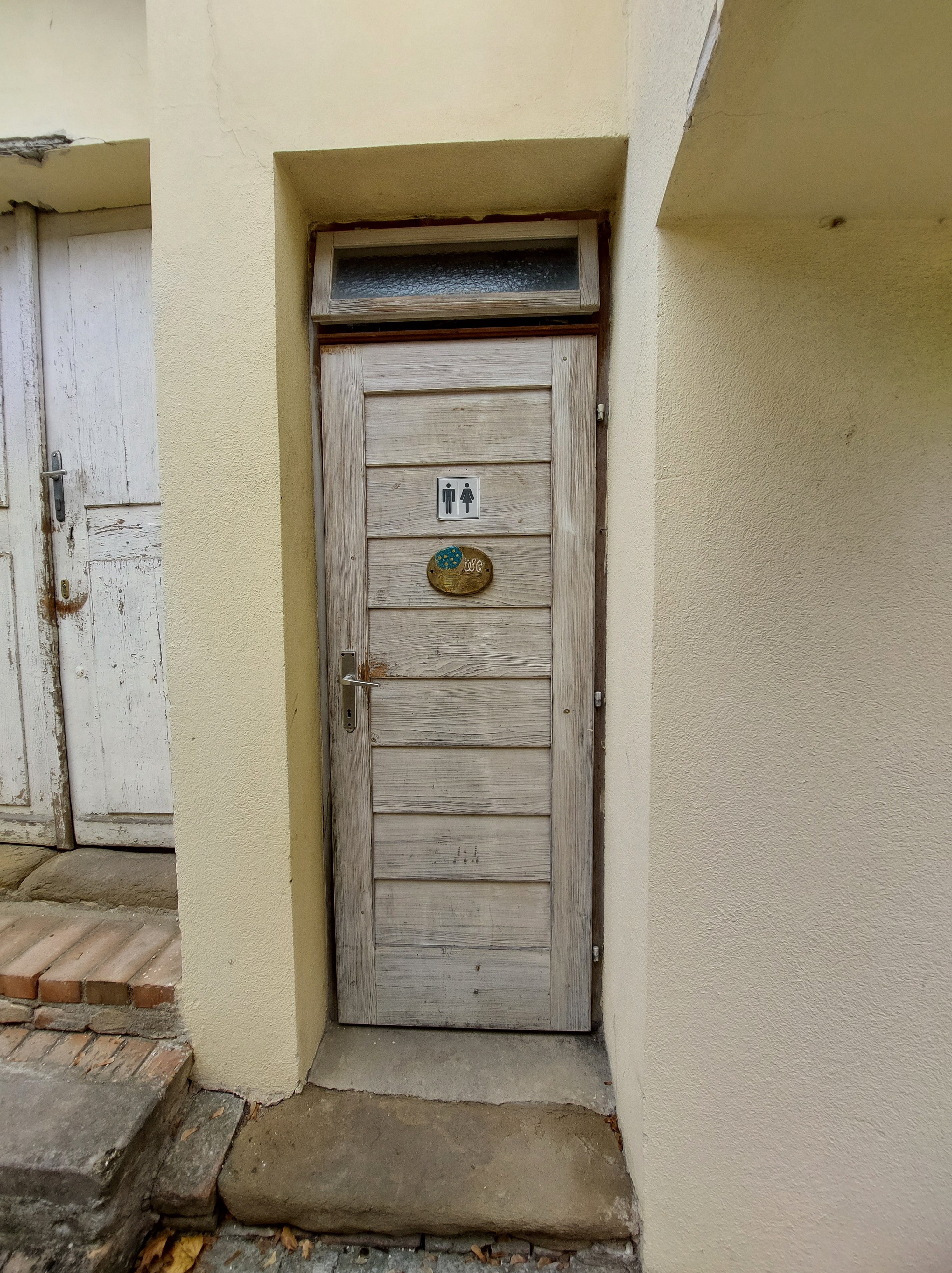 Wohnmobilstellplatz: WC, in den Wintermonaten geschlossen. - Liechtenstein Schloss Wilfersdorf