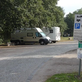 Wohnmobilstellplatz: Stellplatz, gleich neben dem Liechtenstein Schloss Wilfersdorf - Parkplatz beim Schloss Wilfersdorf