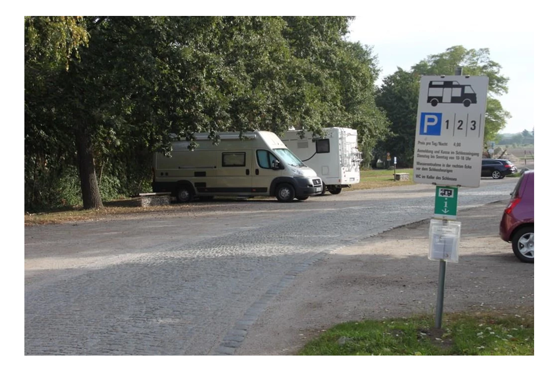 Wohnmobilstellplatz: Stellplatz, gleich neben dem Liechtenstein Schloss Wilfersdorf - Parkplatz beim Schloss Wilfersdorf