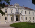 Wohnmobilstellplatz: Liechtenstein Schloss Wilfersdorf-1. Stock Ausstellung über die Besitzerfamilie-Fürst von Liechtenstein. Heimatmuseum im Nebentrakt. Schlossheuriger und Schlossvinothek im Keller des Hauptgebäudes.   - Parkplatz beim Schloss Wilfersdorf