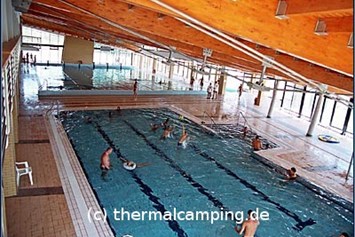 Wohnmobilstellplatz: Schwimmhalle im Heil u. Thermalbad - Thermalcamping Pápa / Westungarn