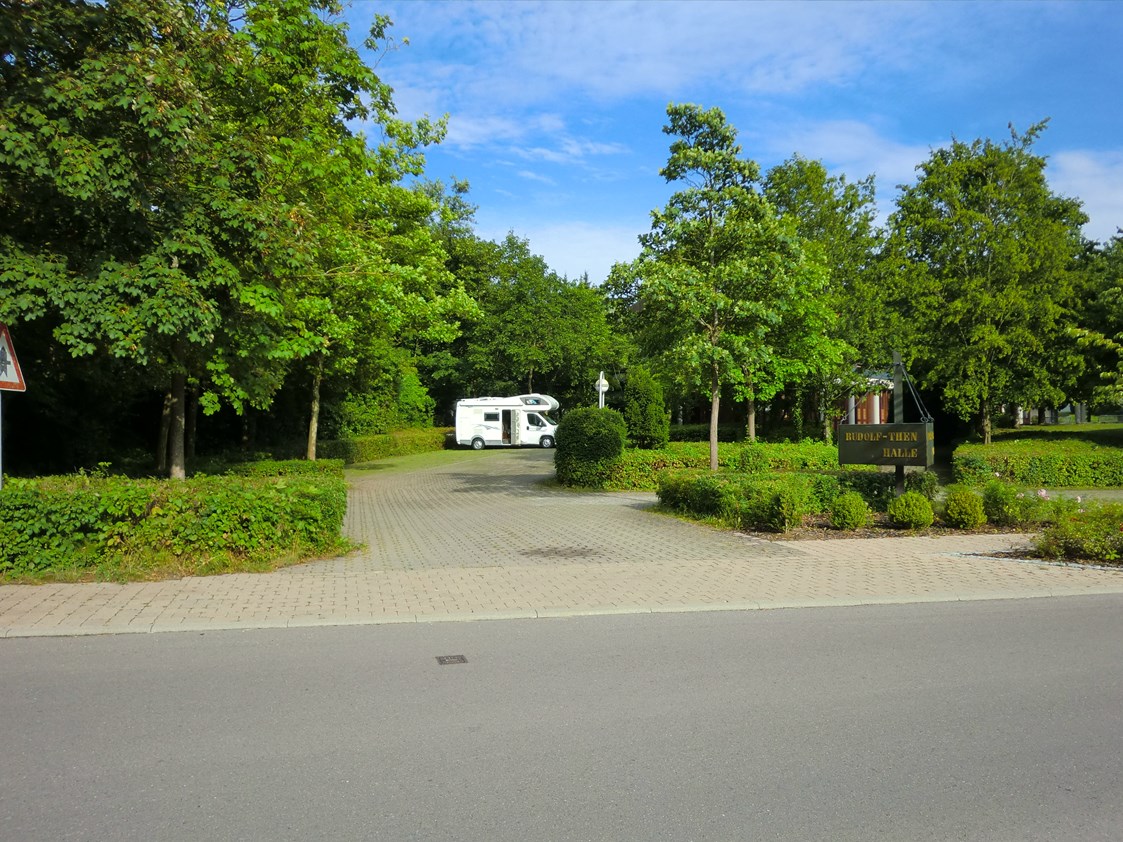 Wohnmobilstellplatz: Ansicht von der Straße auf den Stellplatz  - Michelbach an der Bilz 