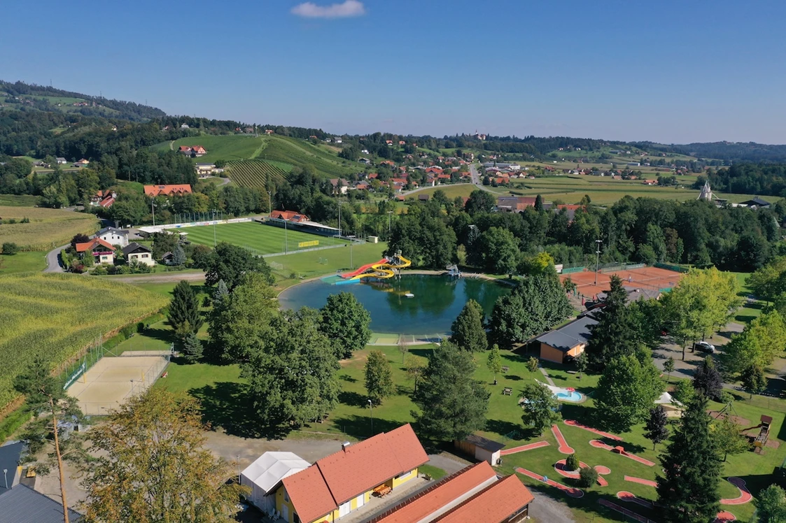 Wohnmobilstellplatz: Freibad gleich neben dem Platz - Camping Bad Schwanberg