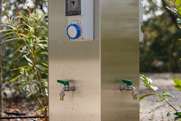 Wohnmobilstellplatz: Colonna acqua potabile e corrente in ogni piazzola - Agriturismo Agricamping GARDA NATURA