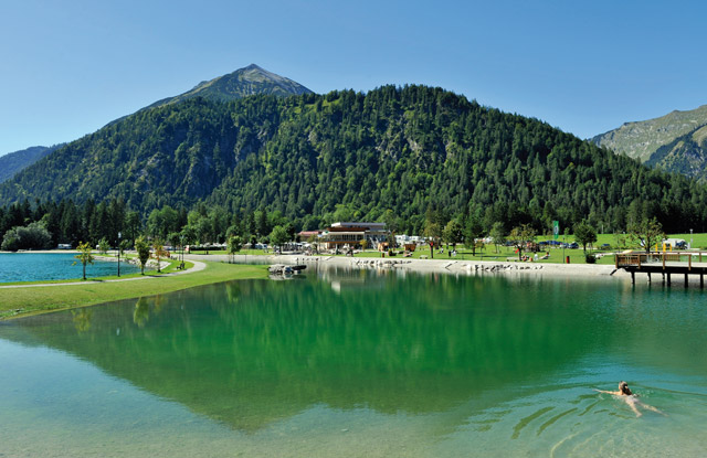 Wohnmobilstellplatz: Stellplatz vor und im Alpen Caravan Park Achensee