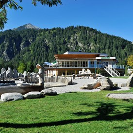 Wohnmobilstellplatz: Stellplatz vor und im Alpen Caravan Park Achensee