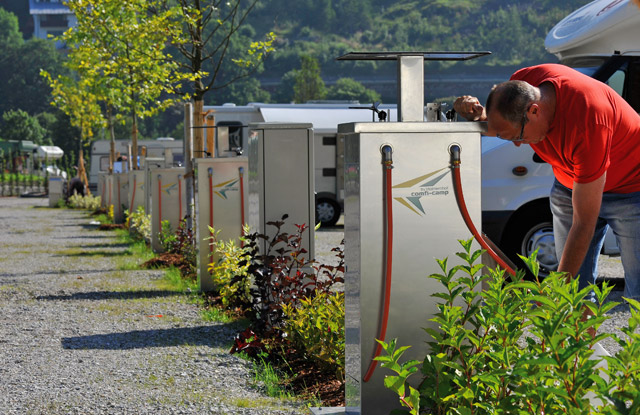 Wohnmobilstellplatz: Stellplatz vor und im Alpen Caravan Park Achensee