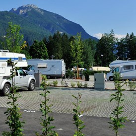 Wohnmobilstellplatz: Stellplatz vor und im Alpen Caravan Park Achensee