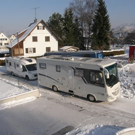 Wohnmobilstellplatz: Platz für WoMo bis 10m Länge. Idealerweise fährt man mit dem WoMo rückwärts ein. - MINI -Stellplatz in Dornbirn