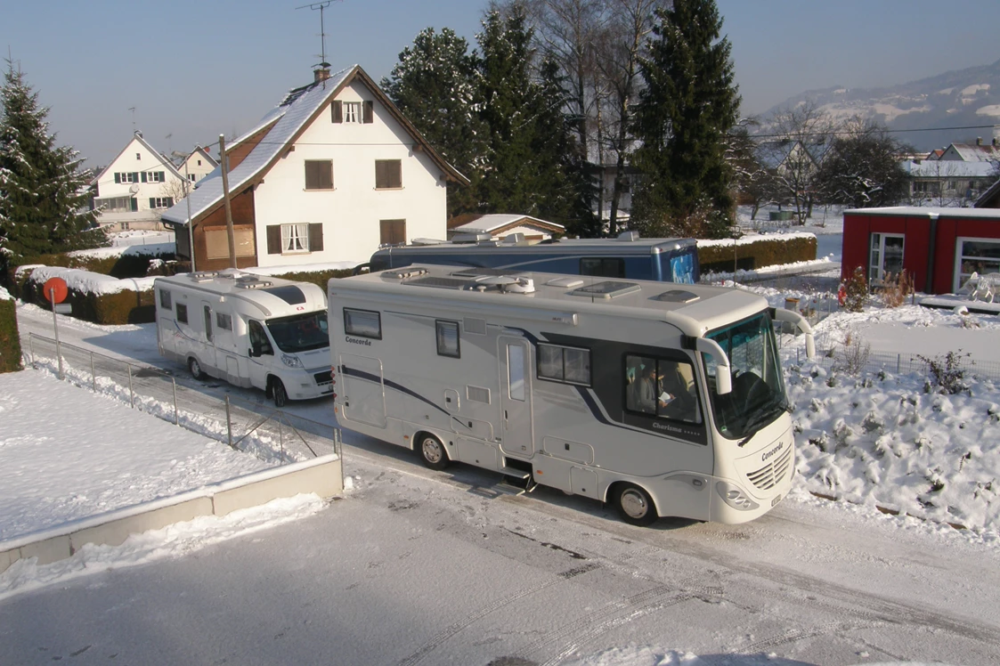 Wohnmobilstellplatz: Platz für WoMo bis 10m Länge. Idealerweise fährt man mit dem WoMo rückwärts ein. - MINI -Stellplatz in Dornbirn