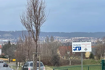 Wohnmobilstellplatz: Markierung des Stellplatzes - Panoramablick: Radebeul-Dresden-Sächs.Schweiz