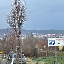 Wohnmobilstellplatz: Markierung des Stellplatzes - Panoramablick: Radebeul-Dresden-Sächs.Schweiz