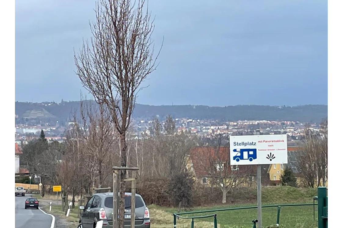 Wohnmobilstellplatz: Markierung des Stellplatzes - Panoramablick: Radebeul-Dresden-Sächs.Schweiz