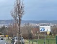 Wohnmobilstellplatz: Markierung des Stellplatzes - Panoramablick: Radebeul-Dresden-Sächs.Schweiz