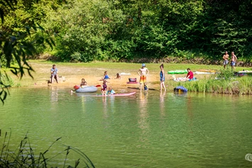 Wohnmobilstellplatz: Für heiße Sommertage steht ein Weiher mit Badestelle zur Verfügung. - Campingplatz Sippelmühle