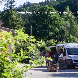 Wohnmobilstellplatz: Brötchenservice jeden Samstag direkt am Sanitärgebäude. - Campingplatz Sippelmühle