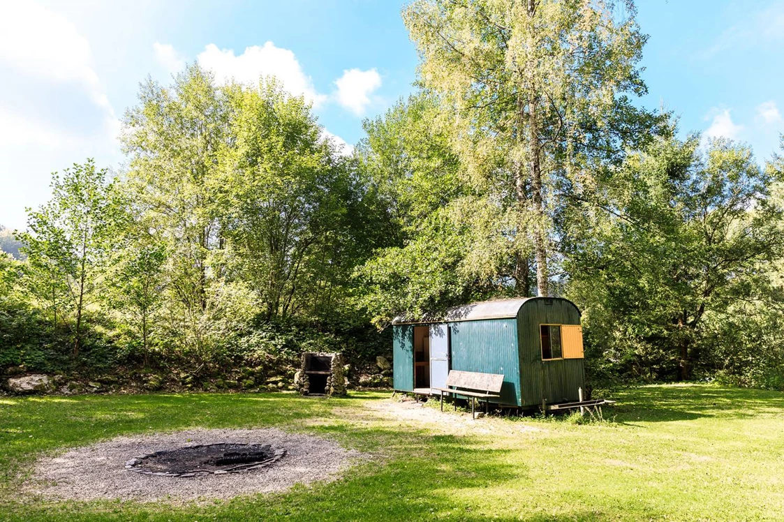 Wohnmobilstellplatz: Unser Gruppen- und Familienplatz "Waldi"

Unser Gruppenplatz ist der perfekte Platz für Gruppen aller Art.
Ob Freundeskreis, Schulklasse, Großfamilie oder Firma - bei uns ist Raum für die schönsten Wald-Aufenthalte.
Sowohl um seinen Geburtstag zu feiern, mit Freunden und Bekannten ein schönes Wochenende zu verbringen oder aber im Kreise seiner Familie.
 - Campingplatz Sippelmühle