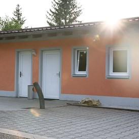 Wohnmobilstellplatz: Unser modernes Sanitärgebäude bietet alles was das Camperherz begehrt. - Campingplatz Sippelmühle